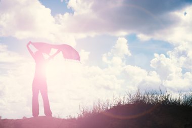 tek başına duran genç bir kadın silüeti