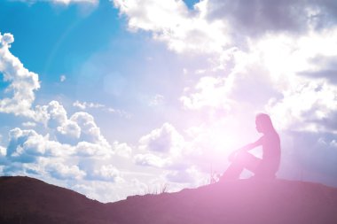 Üzgün ve depresif kadın yalnız oturuyor.