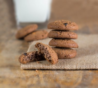 kırık kurabiye ve süt 