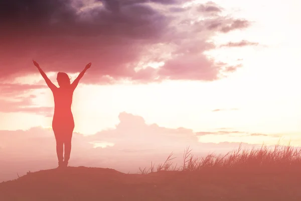 Vrouw Staan Het Veld Tijdens Prachtige Zonsondergang — Stockfoto