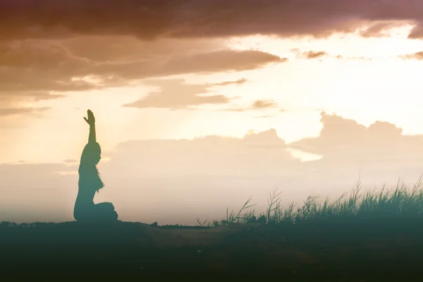 Silueta Joven Practicando Yoga Montaña Atardecer — Foto de Stock