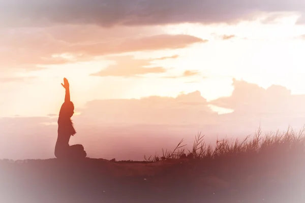 Silhueta Jovem Praticando Ioga Montanha Pôr Sol — Fotografia de Stock