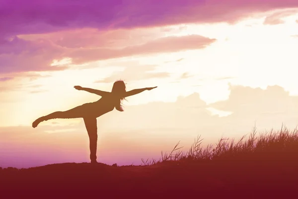 Silhueta Yoga Mulher Pôr Sol Sereno Montanha — Fotografia de Stock