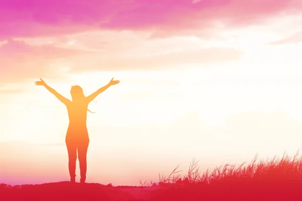 Mujer Pie Sola Campo Durante Hermoso Atardecer —  Fotos de Stock