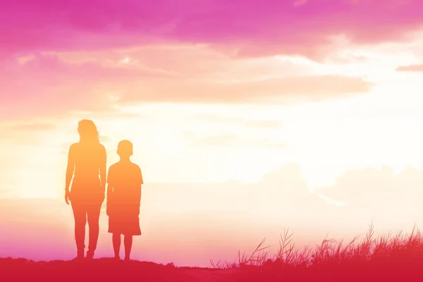 Mãe Encorajou Seu Filho Livre Pôr Sol Conceito Silhueta — Fotografia de Stock