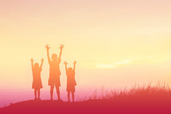 Silueta Niños Jugando Feliz Tiempo Atardecer — Foto de Stock