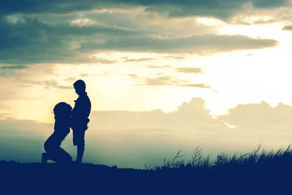 Mutter Ermutigte Ihren Sohn Bei Sonnenuntergang Freien Silhouettenkonzept — Stockfoto