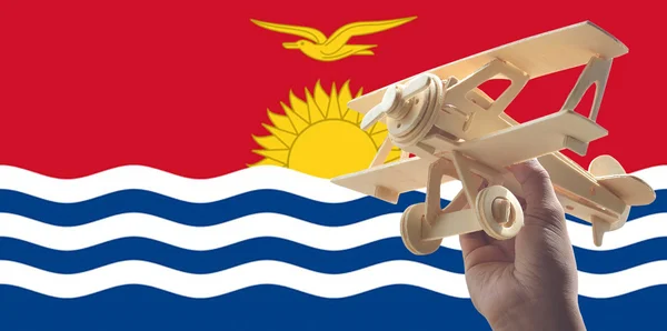 Hand Met Vliegtuig Vliegtuig Vlag Van Kiribati Reizen Concept — Stockfoto