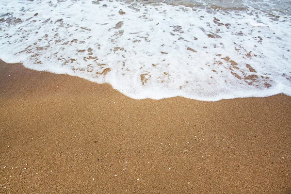 海の波と砂浜のビーチの背景 — ストック写真