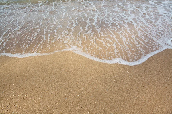 海の波と砂浜のビーチの背景 — ストック写真