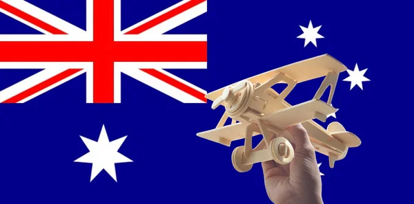 Hand Met Vliegtuig Vliegtuig Vlag Van Australië Reizen Concept — Stockfoto