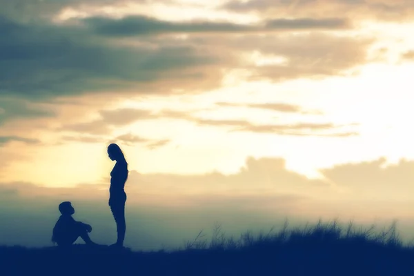 Mãe Encorajou Seu Filho Livre Pôr Sol Conceito Silhueta — Fotografia de Stock