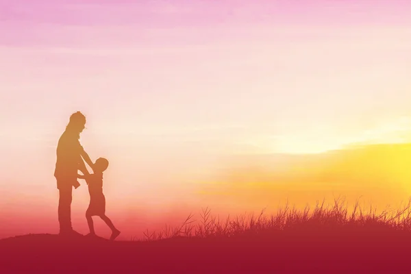 Mutter Ermutigte Ihren Sohn Bei Sonnenuntergang Freien Silhouettenkonzept — Stockfoto