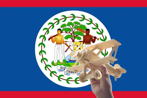 Uçak Uçak Belize Bayrağı Seyahat Kavramı Üzerinde Tutan — Stok fotoğraf