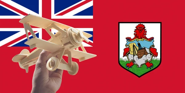 Hand Met Vliegtuig Vliegtuig Bermuda Vlag Reizen Concept — Stockfoto