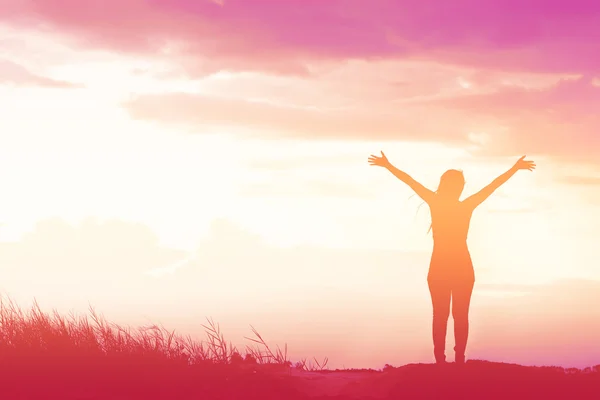 güzel gün batımı sırasında sahasında tek başına duran kadın