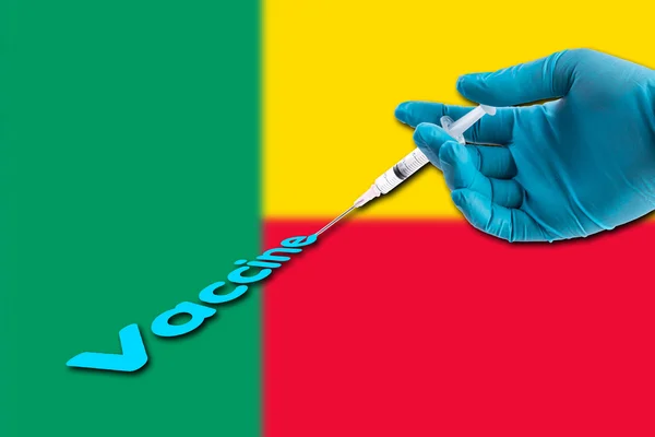 Hand Een Blauwe Handschoen Bedrijf Spuit Injecteren Vaccin Tekst Benin — Stockfoto