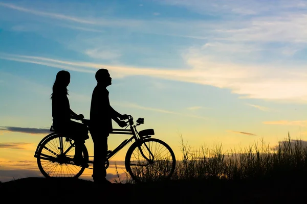 Sylwetka Para Jazdy Rowerem Szczęśliwy Czas Zachodu Słońca — Zdjęcie stockowe