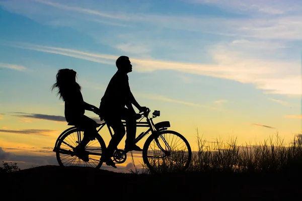 Sylwetka Para Jazdy Rowerem Szczęśliwy Czas Zachodu Słońca — Zdjęcie stockowe