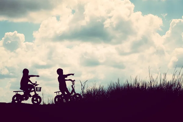 Twee Kleine Jongens Fiets Silhouet — Stockfoto