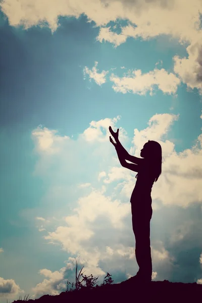 Silhueta Mulher Orando Sobre Fundo Céu Bonito — Fotografia de Stock