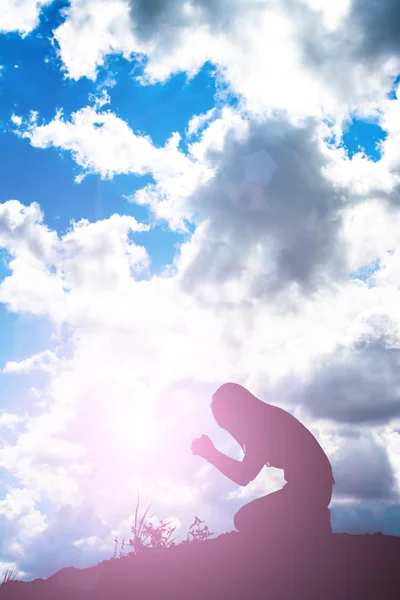 Silhueta Mulher Orando Sobre Fundo Céu Bonito — Fotografia de Stock