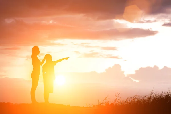 Silhouette Mutter Und Sohn Bei Sonnenuntergang Die Auf Die Sonne — Stockfoto