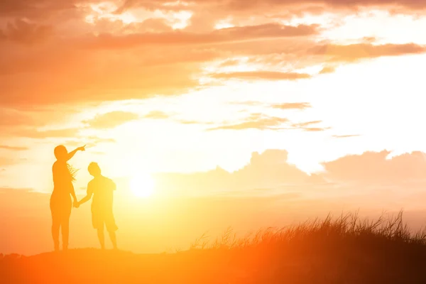 Silhueta Mãe Filho Pôr Sol Apontando Para Sol — Fotografia de Stock