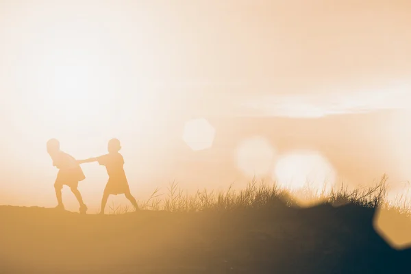 Silhueta Crianças Jogando Tempo Feliz Pôr Sol — Fotografia de Stock