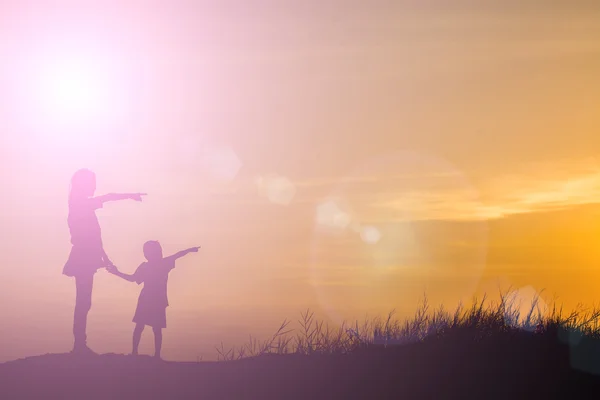 Silhueta Mãe Filho Pôr Sol Apontando Para Sol — Fotografia de Stock