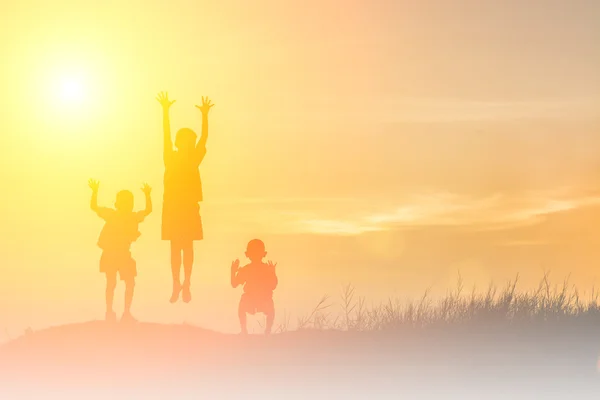 Silueta Děti Hrát Šťastný Čas Při Západu Slunce — Stock fotografie