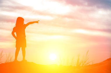 Kız silüeti gelecek vizyon parmak işaret etti.