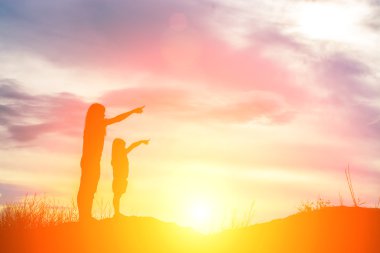 Genç anne silüeti parmak geleceğe işaret.