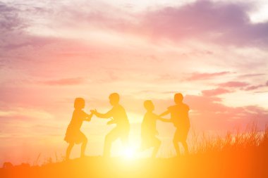 Çocuklar yaz gün batımı mutlu zamanında oyun