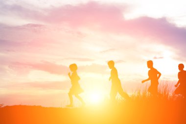 Çocuklar yaz gün batımı mutlu zamanında oyun