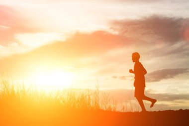 Koşan oğlanın silueti