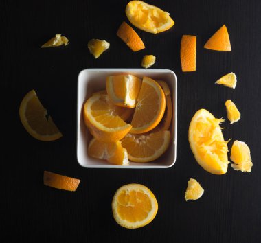 Portakal siyah arka plan üzerine dilimlenmiş