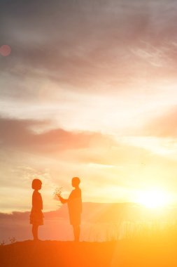 Siluet çocuk kızlara çiçek gönder. romantik sahne ve sevgi co