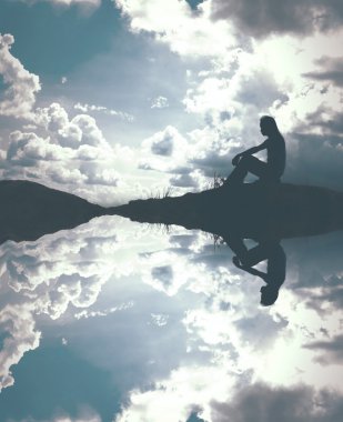 Üzgün ve depresif kadın yalnız oturuyor.