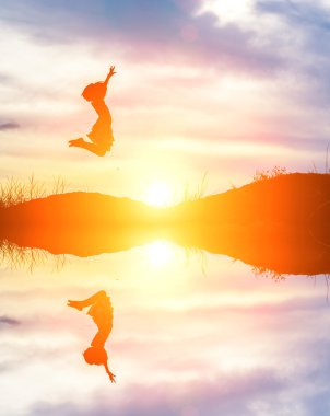 Siluet kız atlama en mutlu anları.