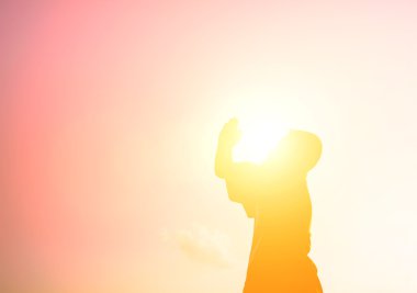 Çocuk silüeti dua umut var.