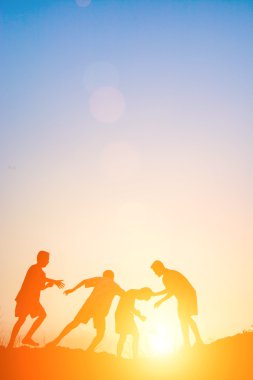 Çocuklar yaz gün batımı mutlu zamanında oyun