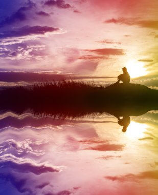 Üzgün çocuk siluet su ile gün batımında çayır üzerinde endişe