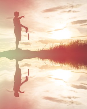 Fotoğrafçı siluet su yansıması ile bir görünüm fotoğraf çekmek