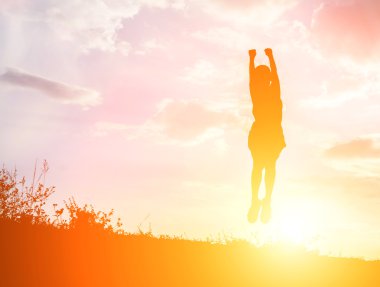  atlama ve mutlu zaman, Sillhouette kavramı sahip küçük çocuk