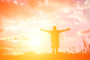 Çocuk siluet, çocuğun sevinç anlar. Doğa günbatımı