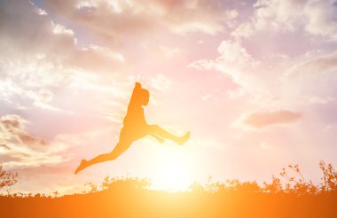  atlama ve mutlu zaman, Sillhouette kavramı sahip küçük çocuk