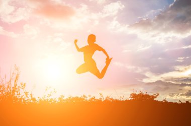  atlama ve mutlu zaman, Sillhouette kavramı sahip küçük çocuk