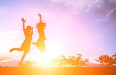 gökyüzü için atlama ve mutlu zaman sahip küçük kız olan küçük çocuk