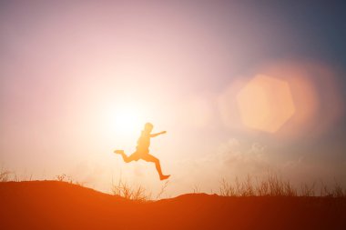  atlama ve mutlu zaman, Sillhouette kavramı sahip küçük çocuk